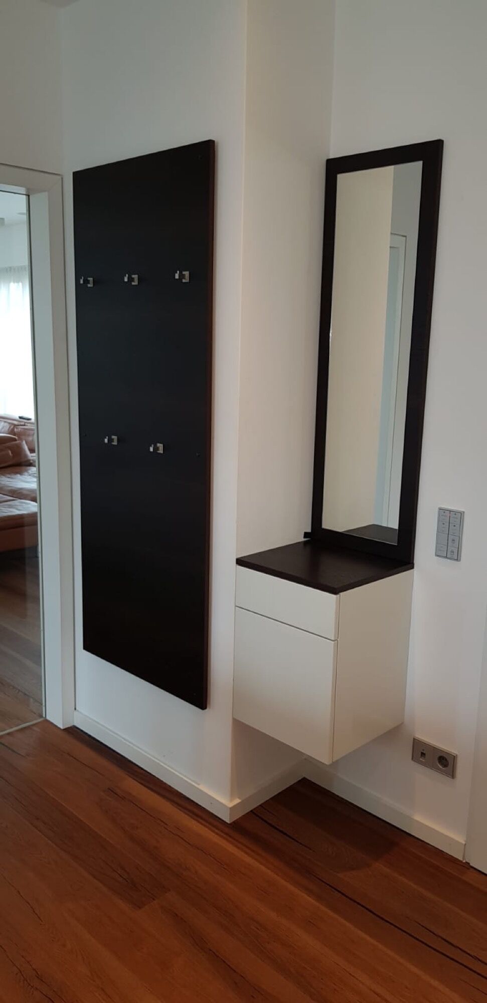 Garderobe mit Ganzkörperspiegel, Sitzbank und weißen Fronten