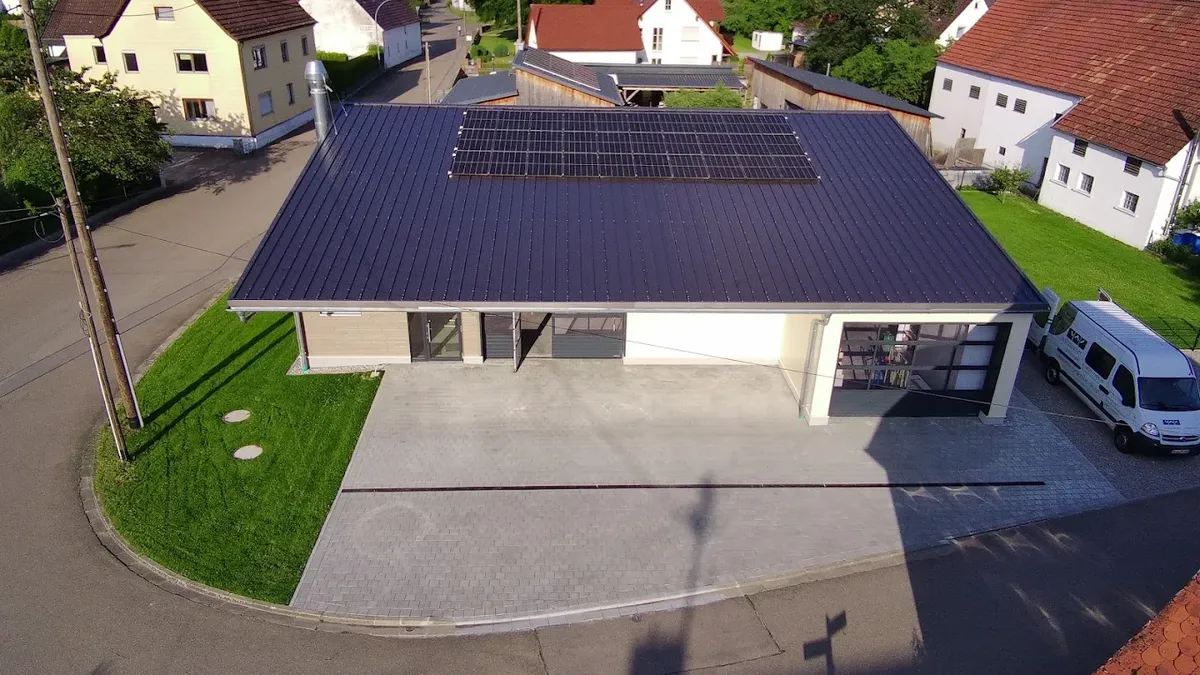 Werkstatthalle der Schreinerei Würmseher von oben, mit Photovoltaik auf dem Dach