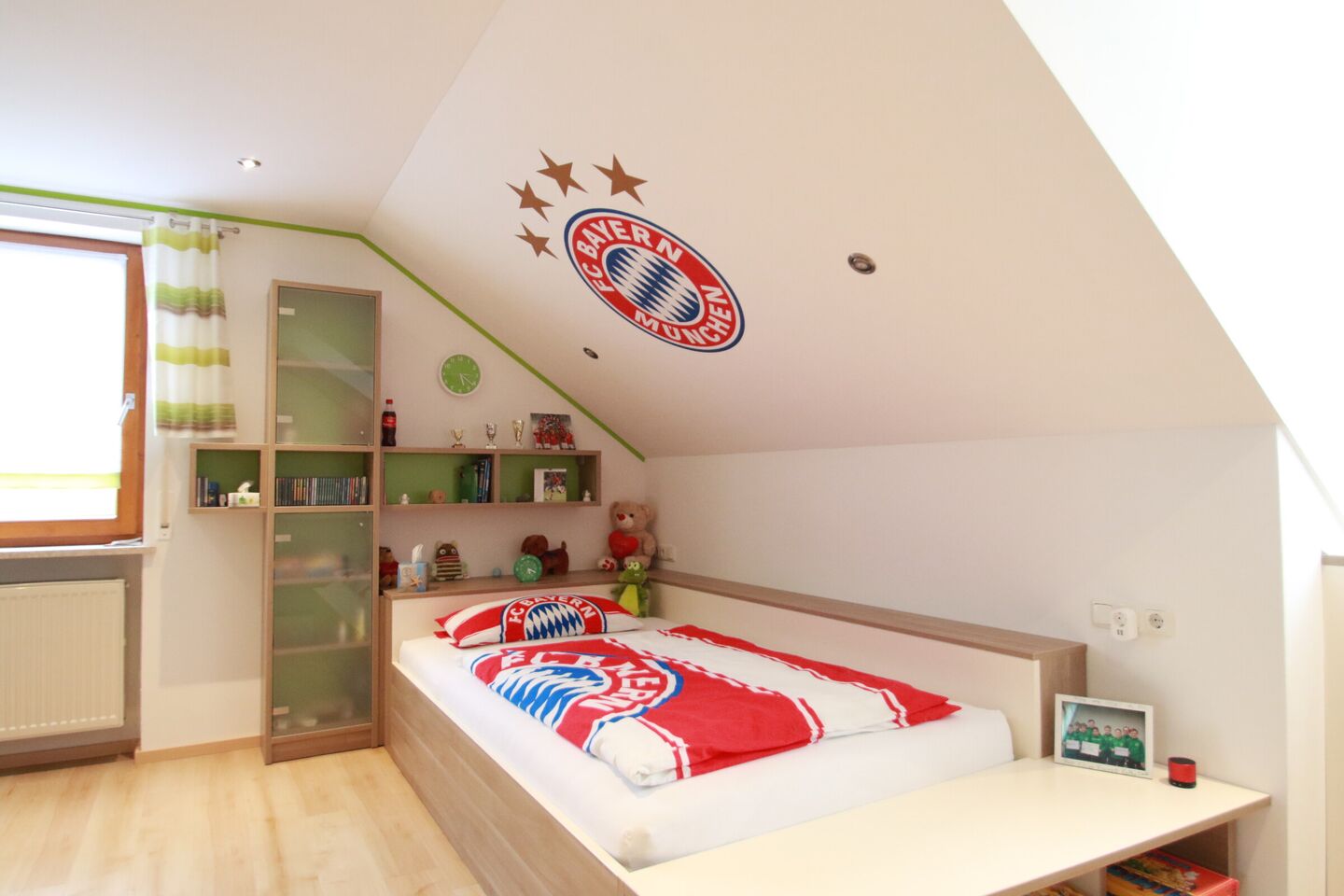 Maßgefertigtes Bett unter der Dachschräge im Jugendzimmer