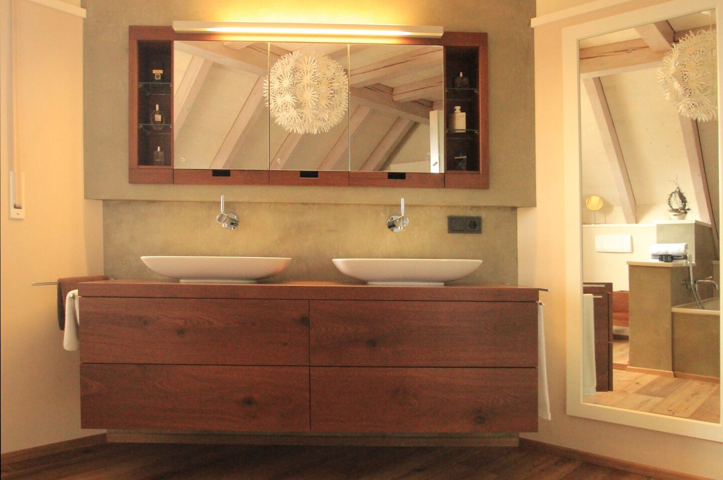 Helles Bad mit Waschtisch, Spiegelschrank und passendem Sideboard in Eiche