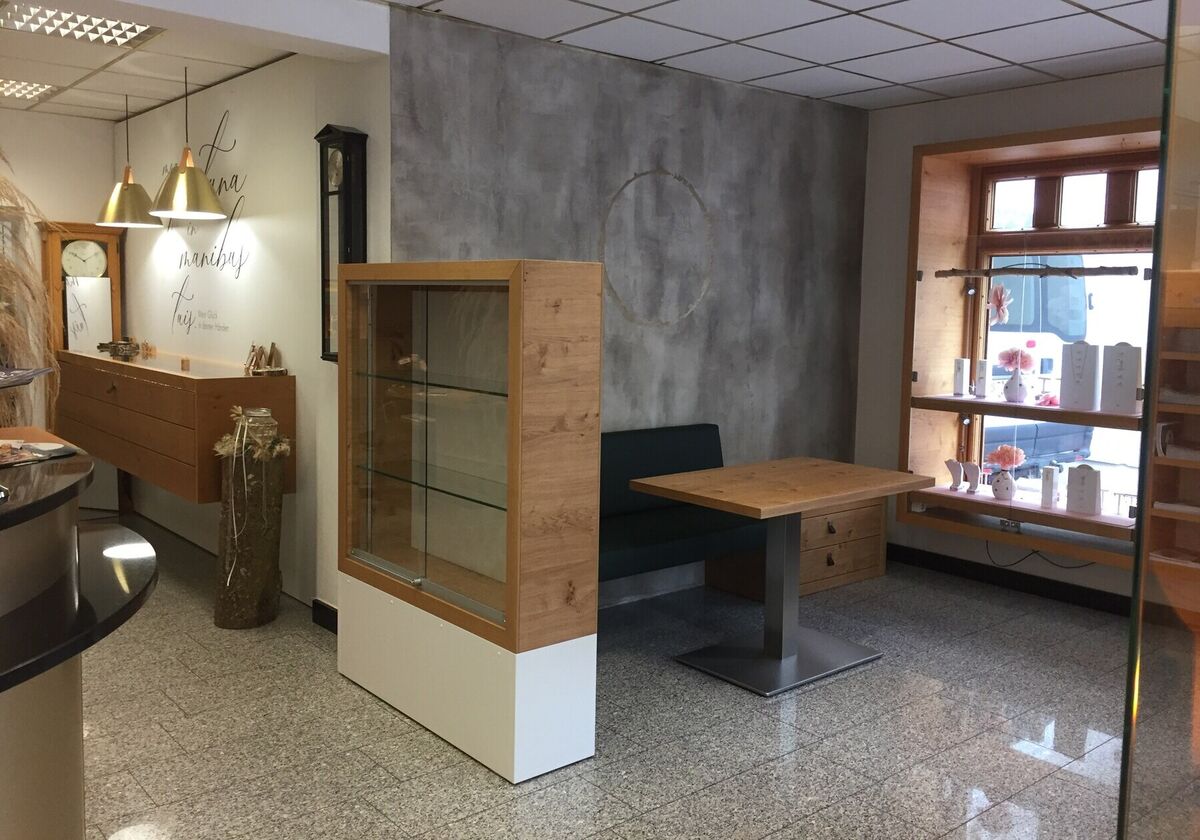 Verkaufstheke aus Holz mit Glasvitrine in einem Ladengeschäft