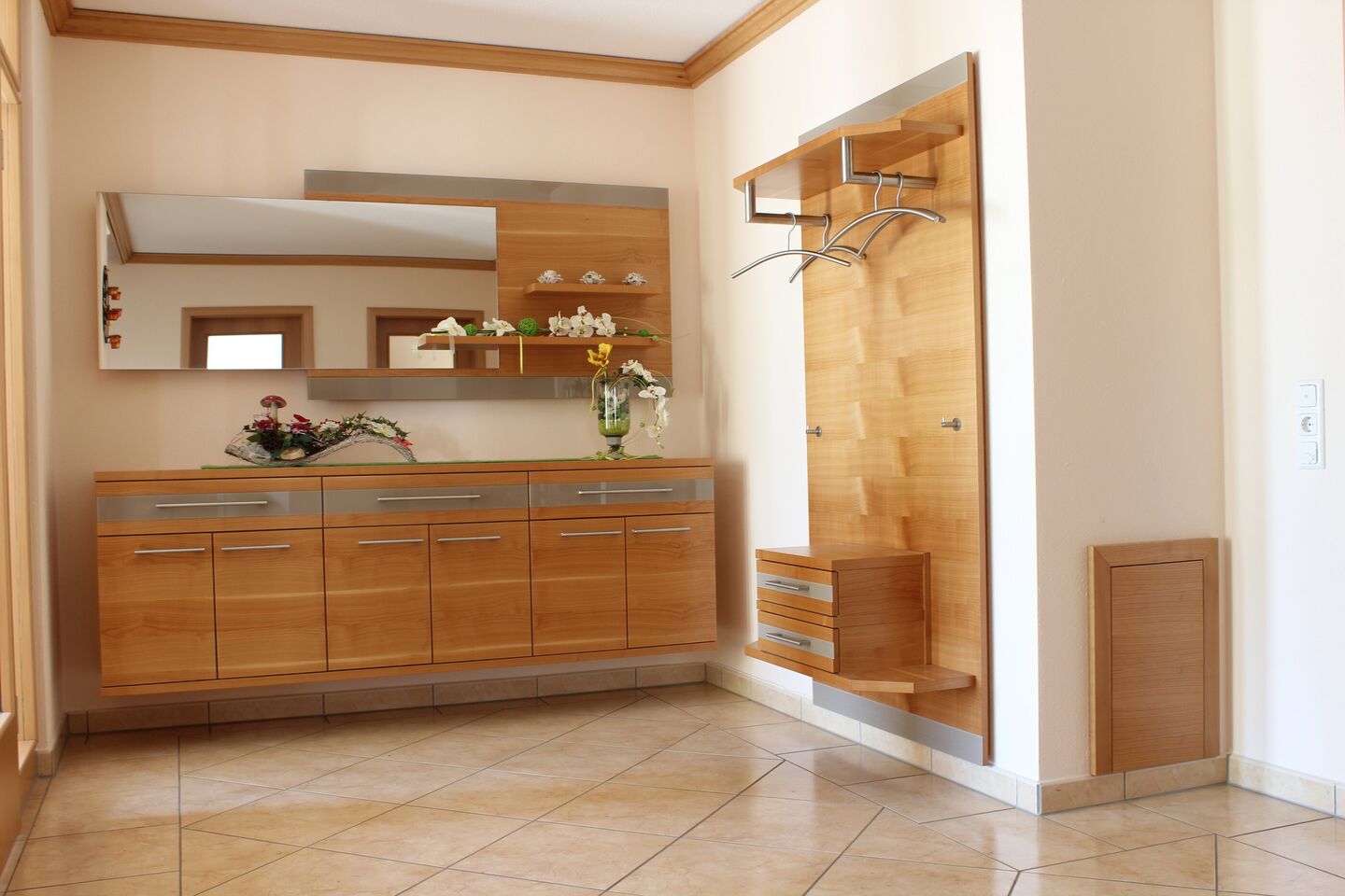 Garderobe aus Kirschbaum mit Schrank, Spiegel, Hakenleiste und Sitzbank