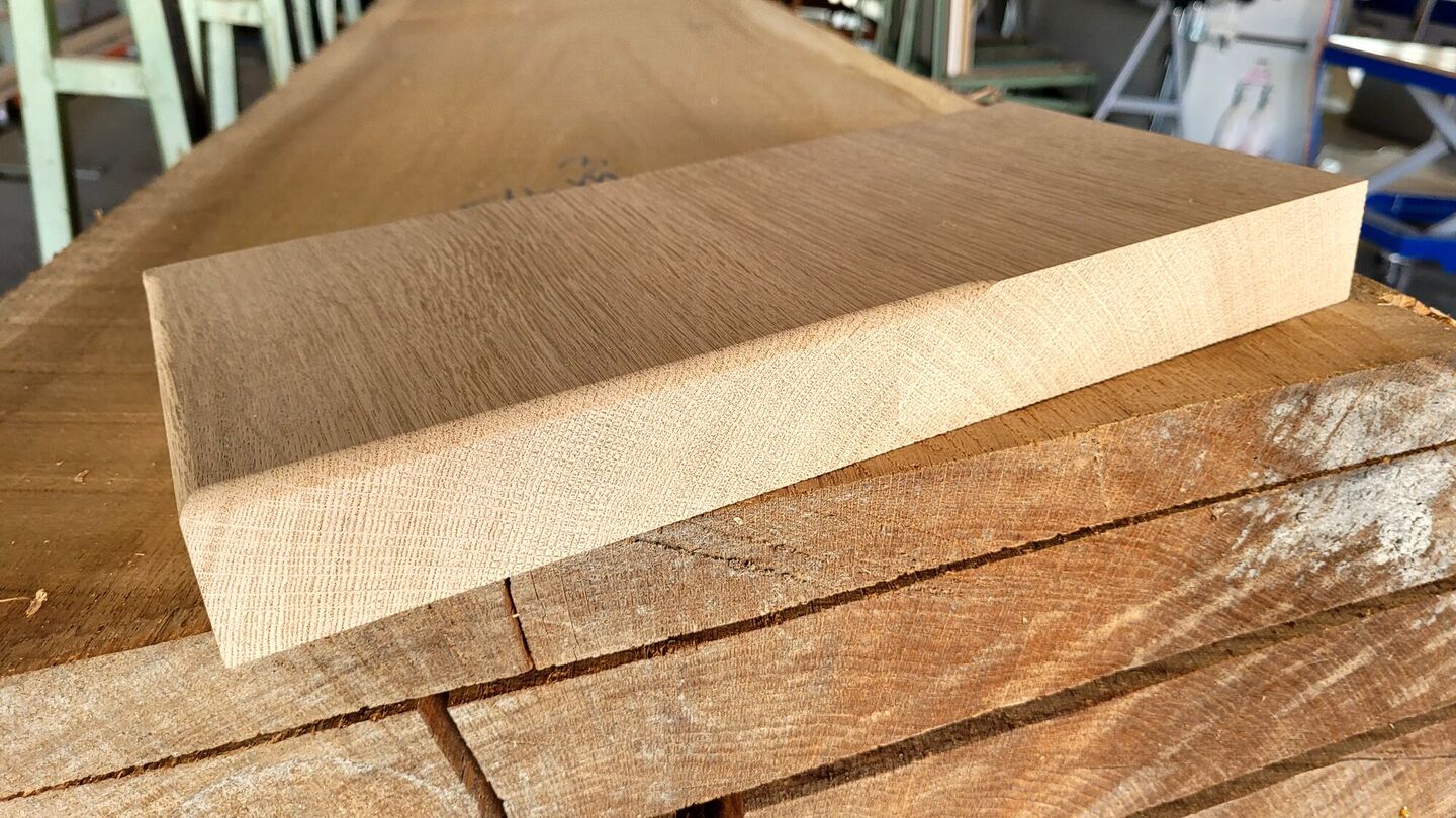 Furnierpakete und Bohlen im Holzlager, nach Stämmen sortiert