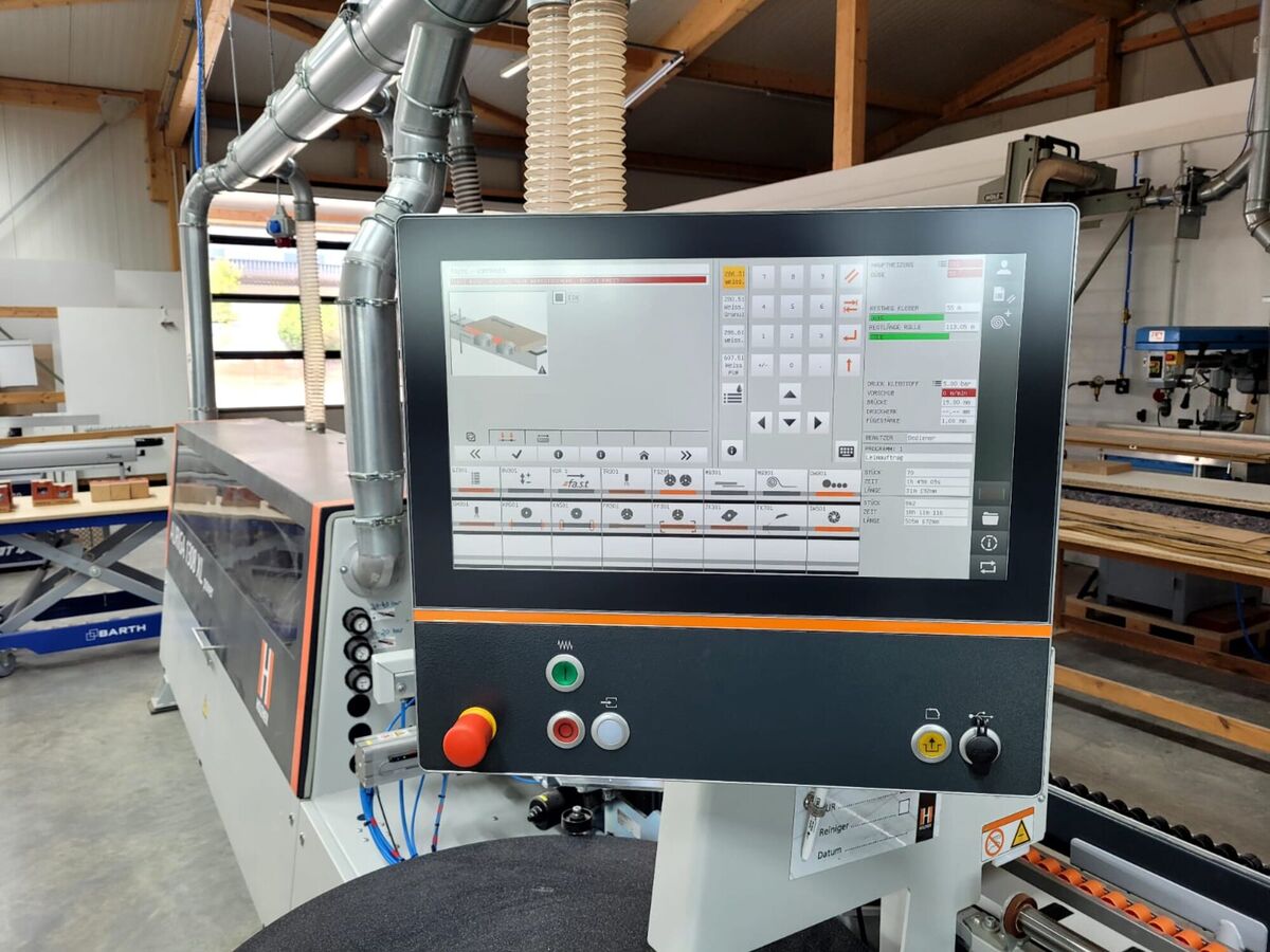 Bedienpanel der Formatkreissäge in der Werkstatt
