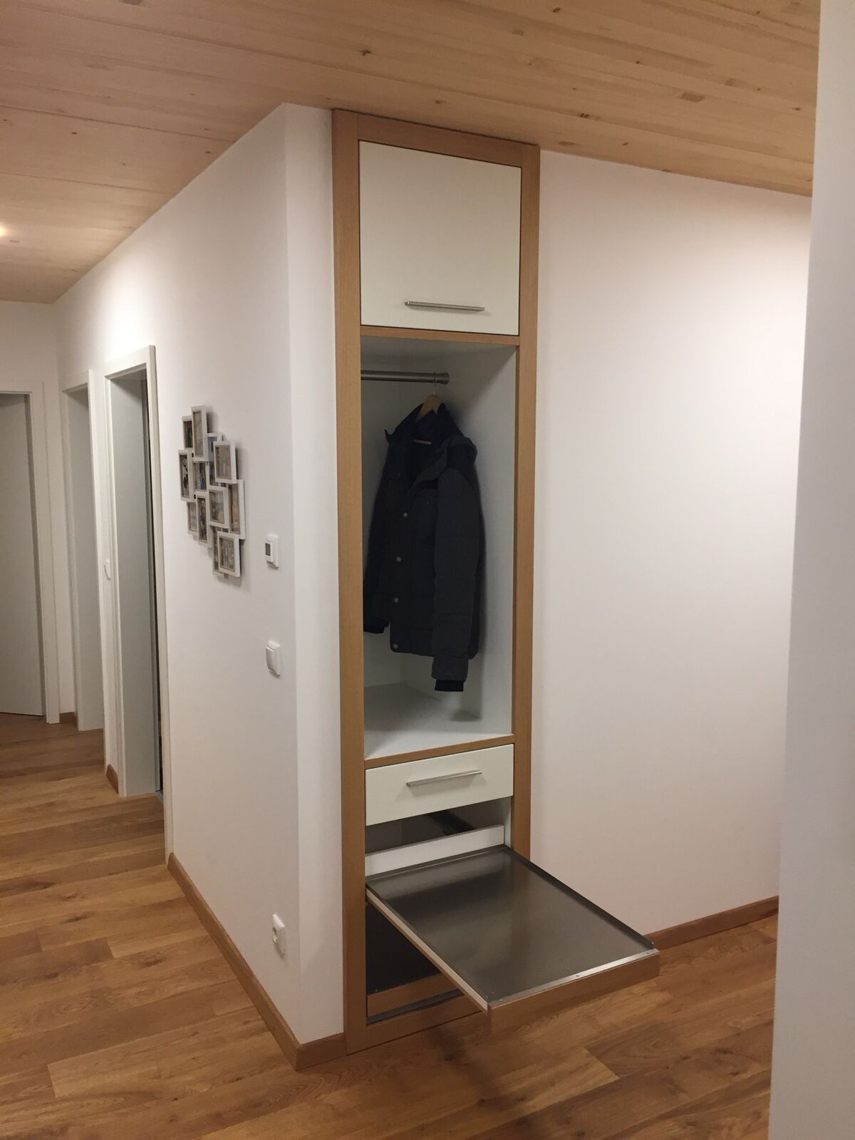 Garderobe unter der Dachschräge mit offenem Fach und Auszügen