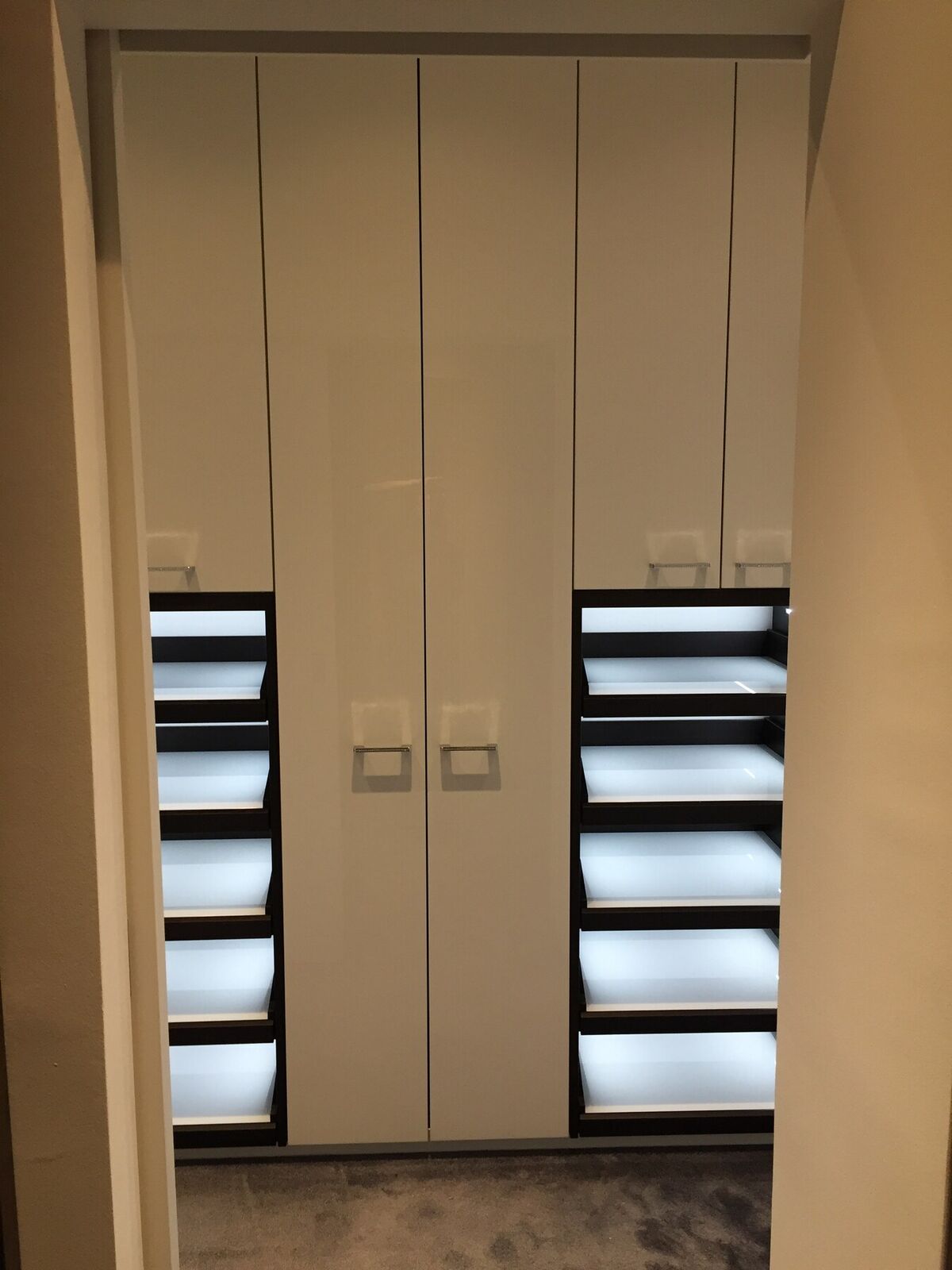 Schrankfront mit beleuchteten Auszügen für Schuhe und Accessoires