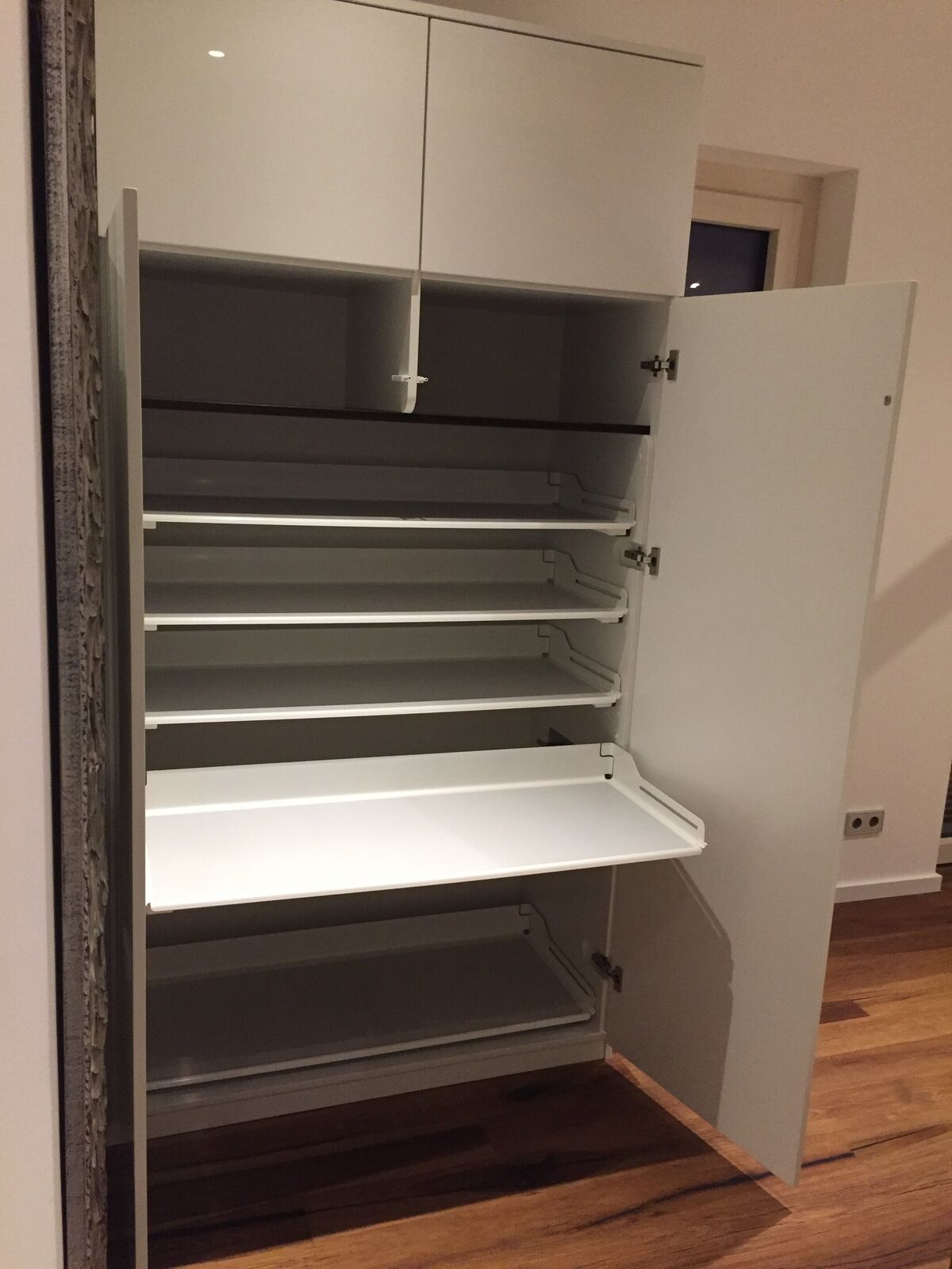 Geöffneter Schuhschrank mit ausziehbaren Böden