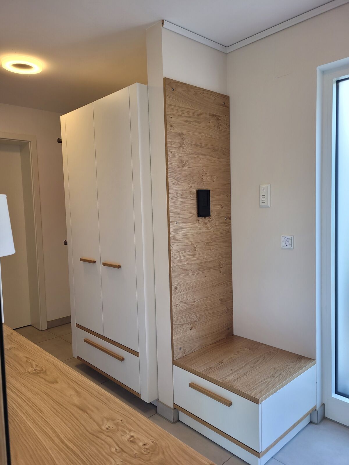 Garderobe mit Sitzbank, Schubkasten und Spiegel neben der Haustür
