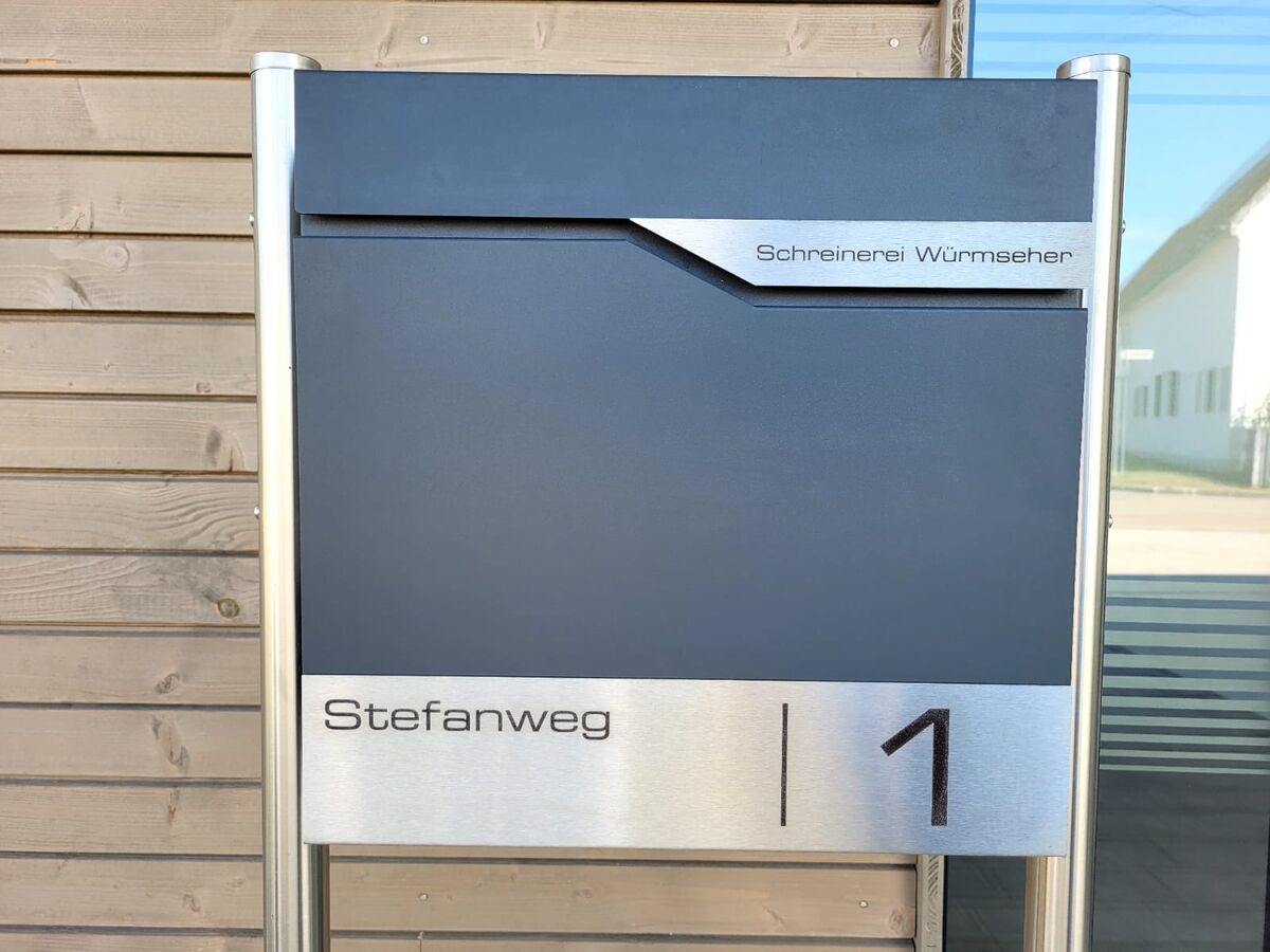 Briefkasten der Schreinerei Würmseher am Stefanweg 1 in Buttenwiesen