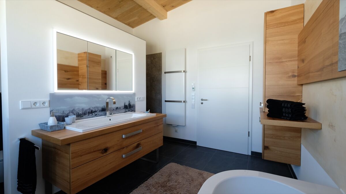 Waschtisch aus Holz mit Auszügen und beleuchtetem Spiegelschrank