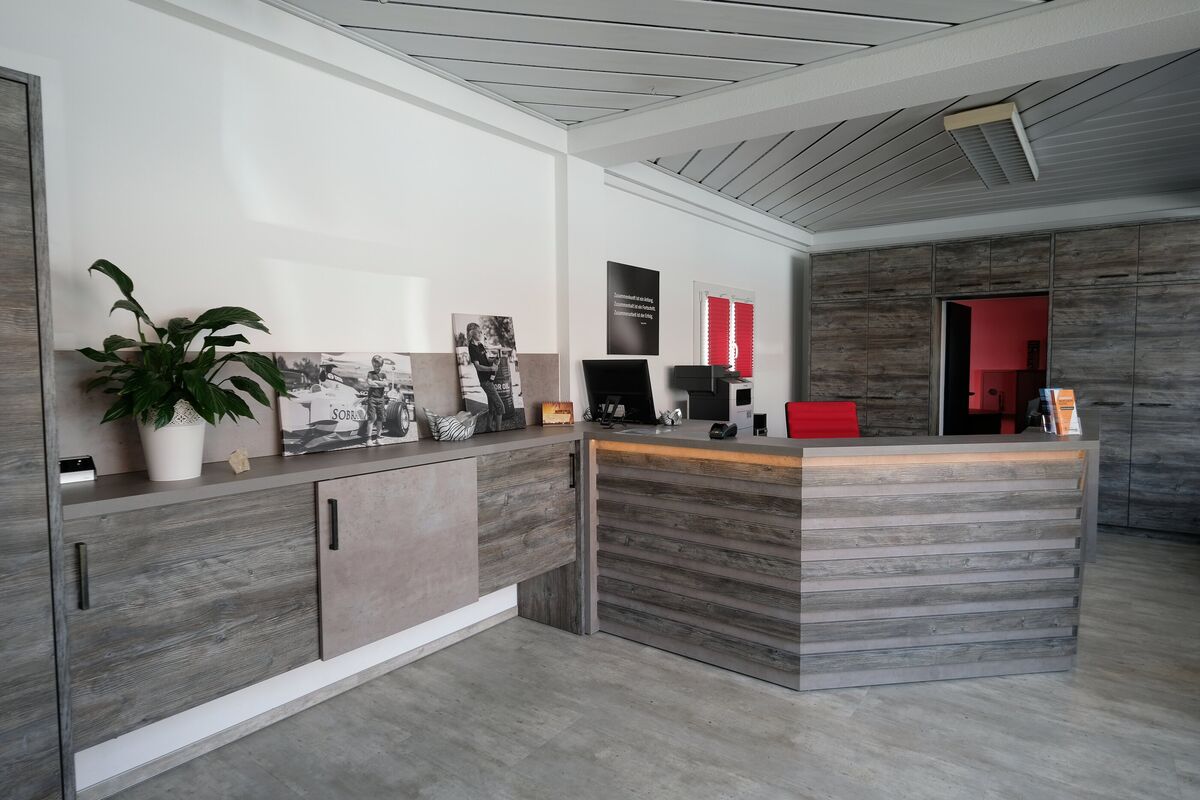 Empfangstheke mit Arbeitsplatz und Sideboard in einem Ladengeschäft